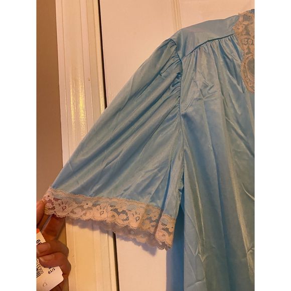 Vintage NWT Kayser Light Blue Pajama Top with Lace Accents Size Large - Picture 3 of 9
